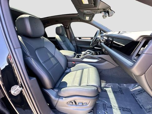 Certified 2026 Porsche Cayenne Coupe AWD/4WD image 30