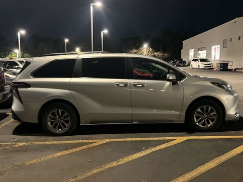 Certified 2024 Toyota Sienna XLE image 9