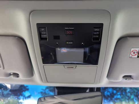 Used 2020 Lexus LX 570 4WD w/ Luxury Package image 49
