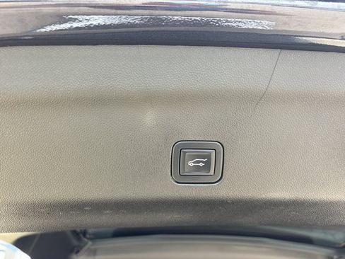 Used 2023 GMC Yukon SLT AWD/4WD image 8
