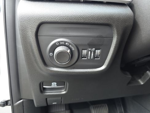 Certified 2023 Jeep Grand Cherokee Laredo AWD/4WD image 23