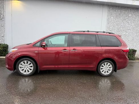 Used 2017 Toyota Sienna Limited Premium image 3