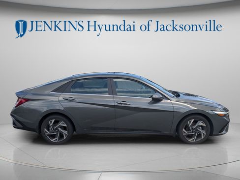 New 2025 Hyundai Elantra SEL FWD image 2