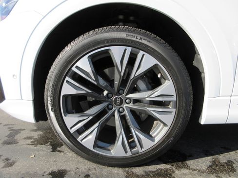 Used 2025 Audi Q8 Premium Plus image 18