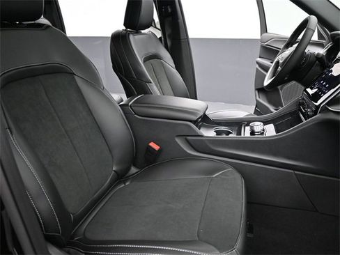 New 2025 Jeep Grand Cherokee Altitude image 20