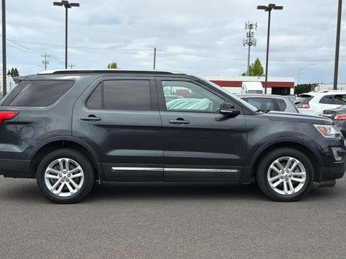 Used 2017 Ford Explorer XLT FWD image 3