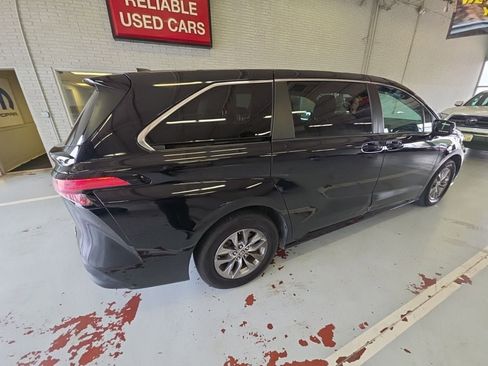 Used 2023 Toyota Sienna LE FWD image 4