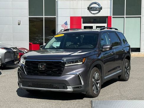 Used 2025 Honda Pilot Touring image 1