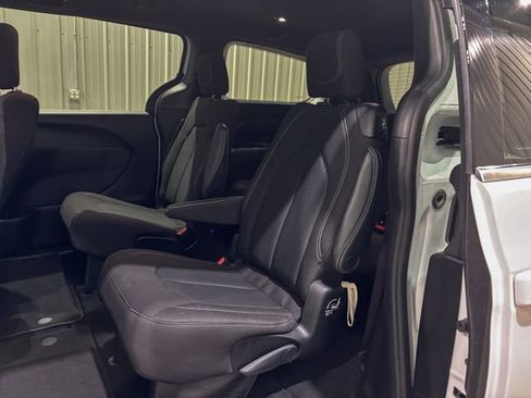 Used 2023 Chrysler Pacifica Touring image 22