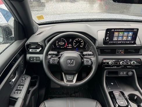 Used 2025 Honda Pilot TrailSport image 2