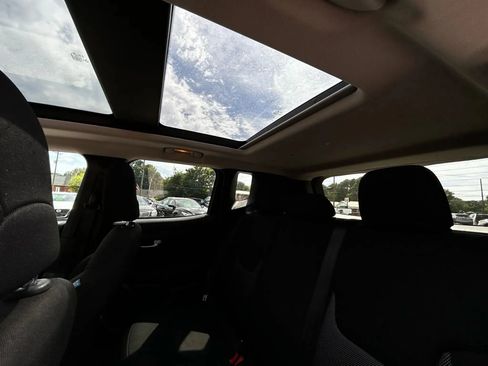 Used 2021 Jeep Renegade Latitude image 38