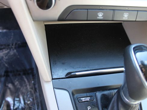 Used 2018 Hyundai Elantra SEL FWD image 16
