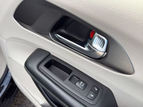 Used 2023 Chrysler Pacifica Touring-L FWD image 16