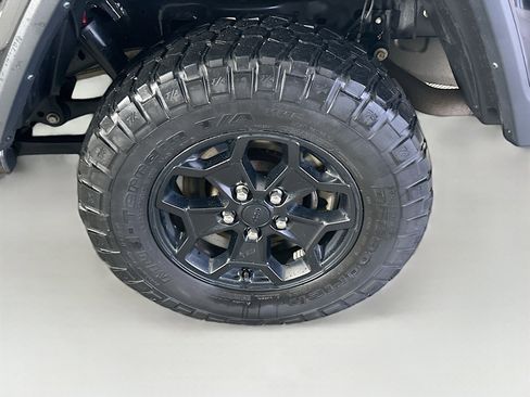 Used 2021 Jeep Gladiator Willys image 11