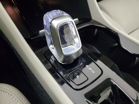 Certified 2025 Volvo XC40 B5 Plus AWD/4WD image 32