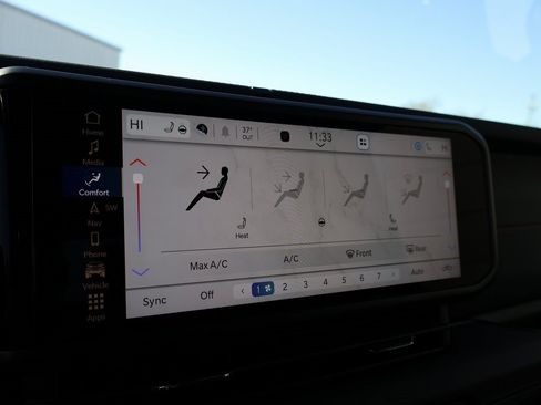 Used 2024 Jeep Gladiator Mojave w/ Technology Group image 32