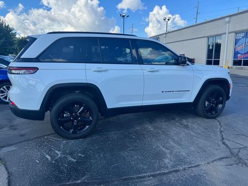 Used 2023 Jeep Grand Cherokee Altitude AWD/4WD image 6