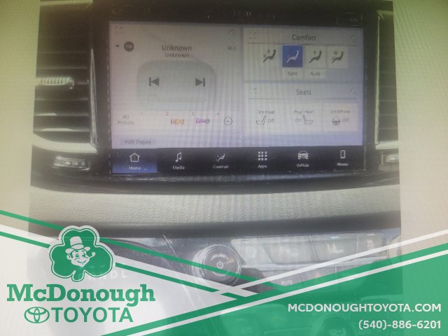 Used 2024 Chrysler Pacifica Touring-L FWD image 3