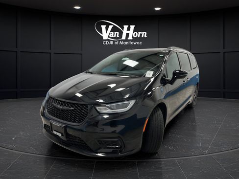 Used 2024 Chrysler Pacifica Premium FWD image 3