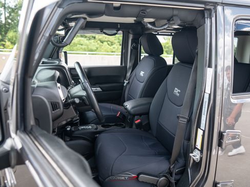 Used 2017 Jeep Wrangler Unlimited Sahara w/ Connectivity Group AWD/4WD image 16