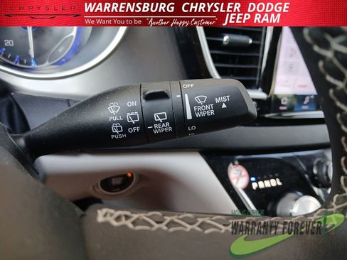 Used 2024 Chrysler Pacifica Touring-L FWD image 15