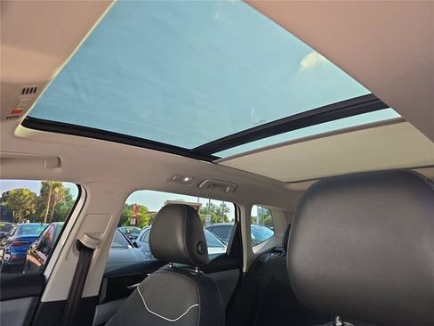 Used 2023 Volkswagen Taos SE w/ Panoramic Sunroof Package FWD image 23
