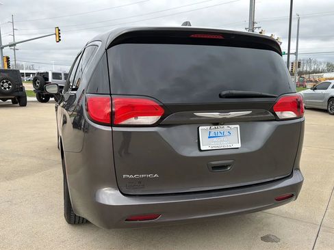 Used 2017 Chrysler Pacifica Touring image 15