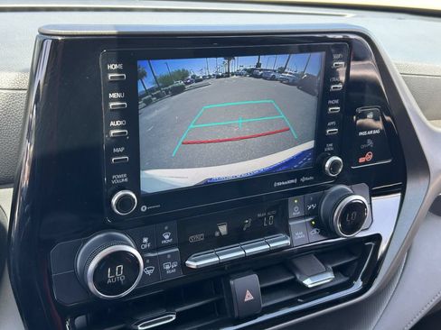 Used 2021 Toyota Highlander LE FWD image 30