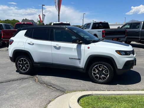 Used 2025 Jeep Compass Trailhawk AWD/4WD image 6