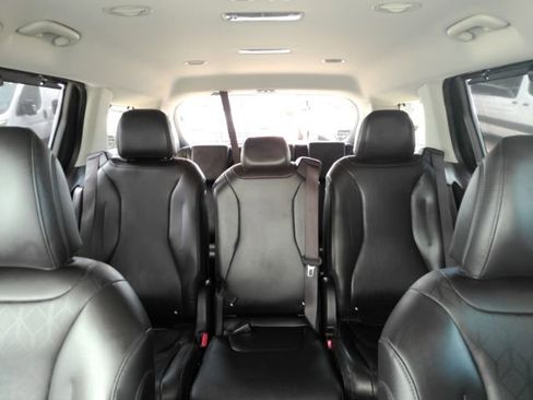 Used 2024 Kia Carnival EX FWD image 40