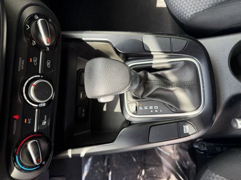 Used 2025 Kia Soul LX w/ LX Technology Package FWD image 38