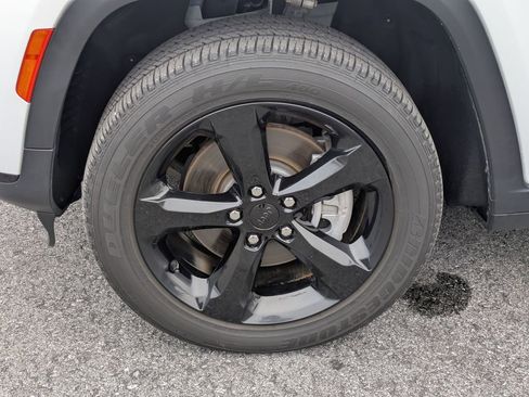 Used 2024 Jeep Grand Cherokee L Laredo image 11