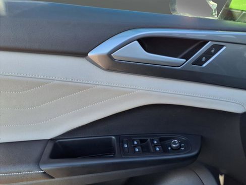 New 2025 Volkswagen Taos SEL image 11