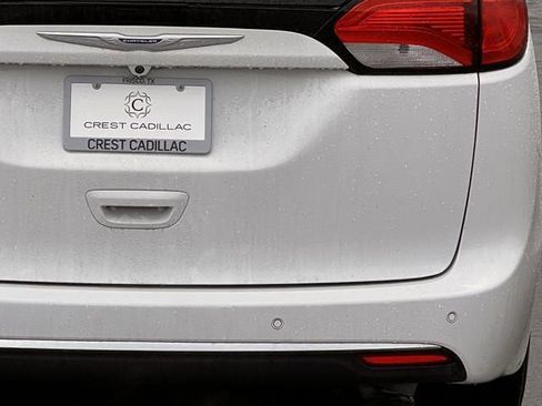 Used 2017 Chrysler Pacifica Touring-L Plus image 5