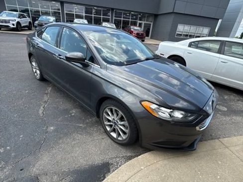 Used 2017 Ford Fusion SE w/ Fusion SE Technology Package FWD image 1