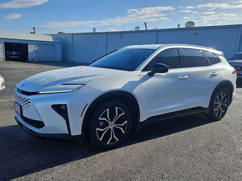 Used 2025 Toyota Crown Signia XLE image 2