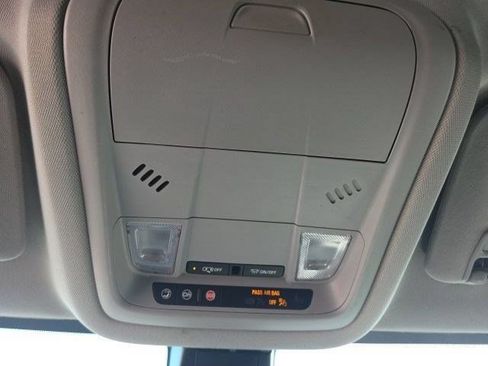 Used 2021 GMC Acadia SLE FWD image 33