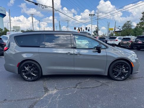 Used 2025 Chrysler Pacifica Limited FWD image 5