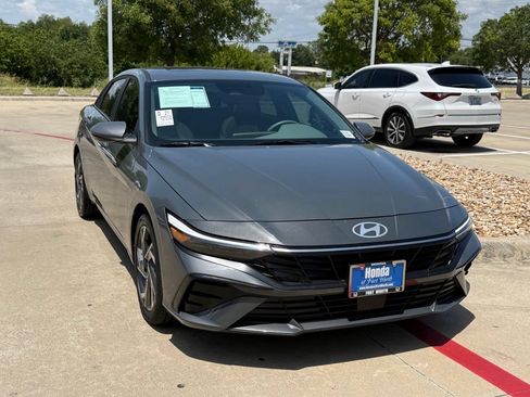 Used 2025 Hyundai Elantra SEL w/ Cargo Package FWD image 7