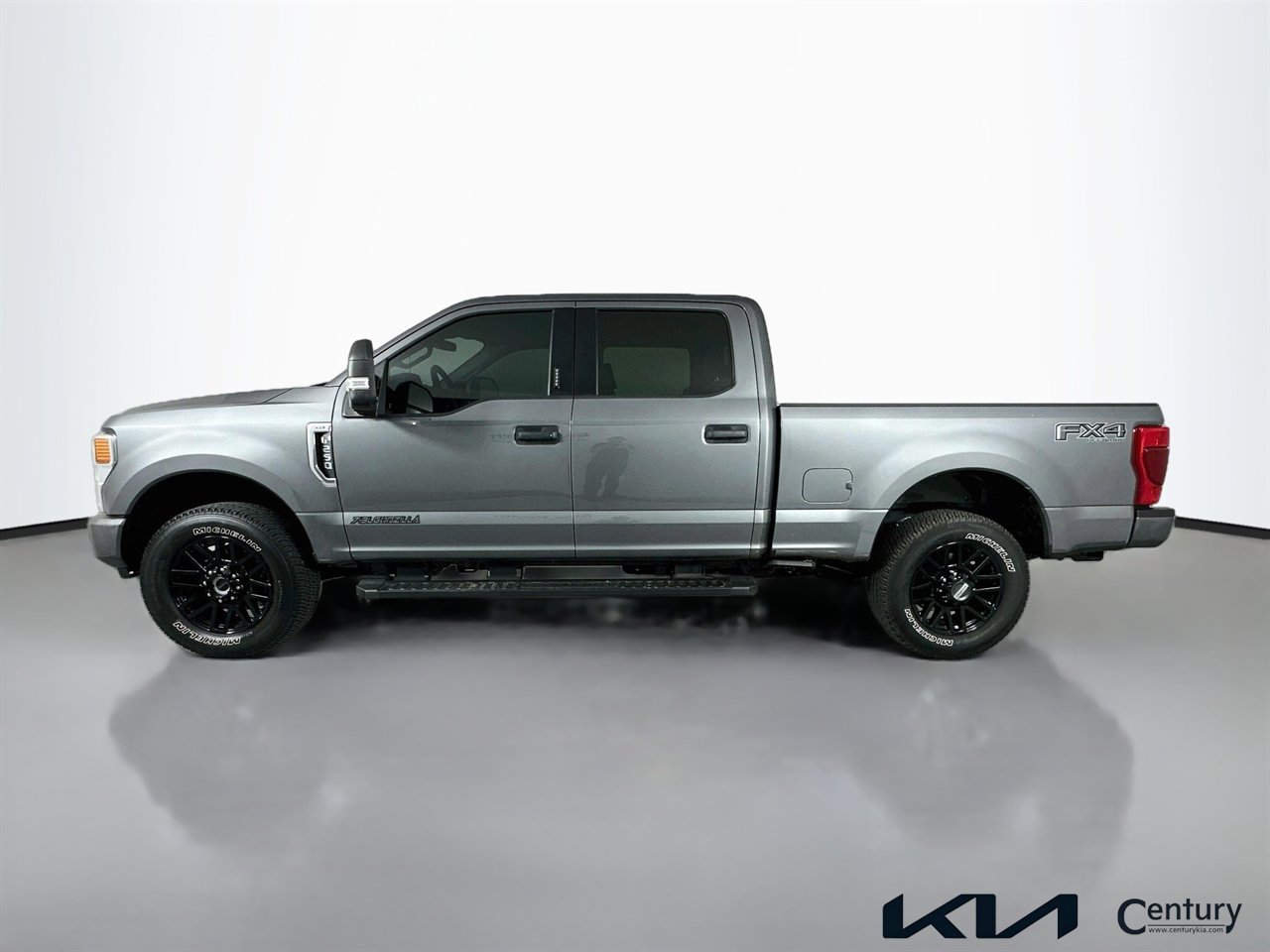 Used 2022 Ford F250 XLT w/ Black Appearance Package AWD/4WD image 8