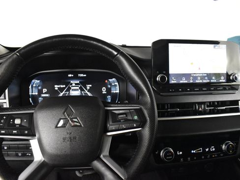 Used 2024 Mitsubishi Outlander SE image 16
