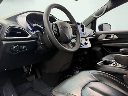 Used 2022 Chrysler Pacifica Touring-L w/ S Appearance Package FWD image 34