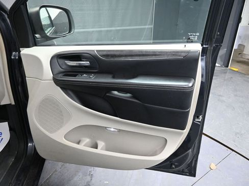 Used 2013 Chrysler Town & Country Touring image 18