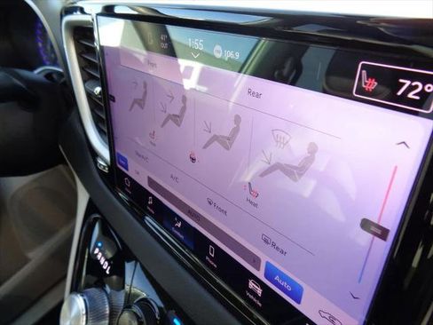 Certified 2024 Chrysler Pacifica Touring-L image 24