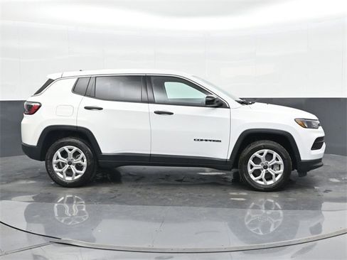 Used 2025 Jeep Compass Sport image 5