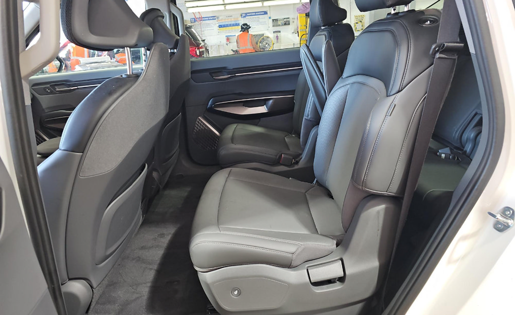 Used 2024 Kia EV9 Light Long Range RWD image 16