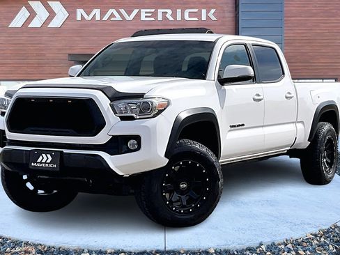 Used 2017 Toyota Tacoma TRD Off-Road w/ Tow Package image 3