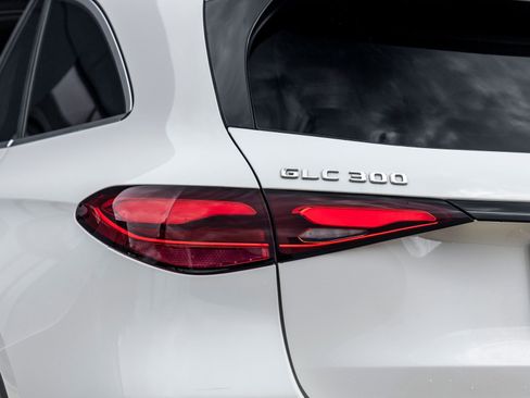 Used 2025 Mercedes-Benz GLC 300 image 12