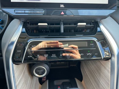 Used 2024 Toyota Venza XLE image 14