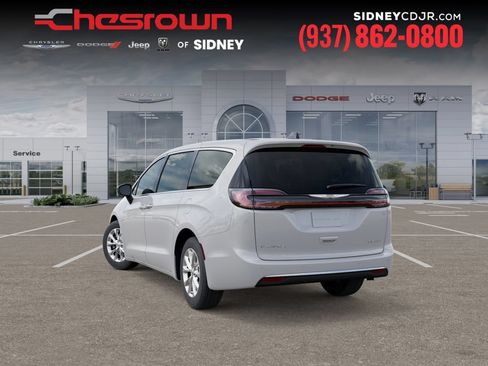 New 2026 Chrysler Pacifica Limited FWD image 3
